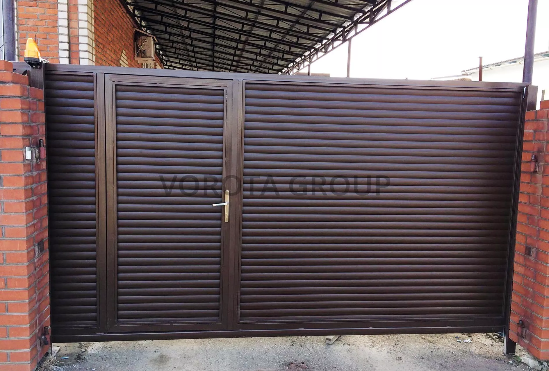 Откатные ворота с калиткой Doorhan жалюзи 1950x2500