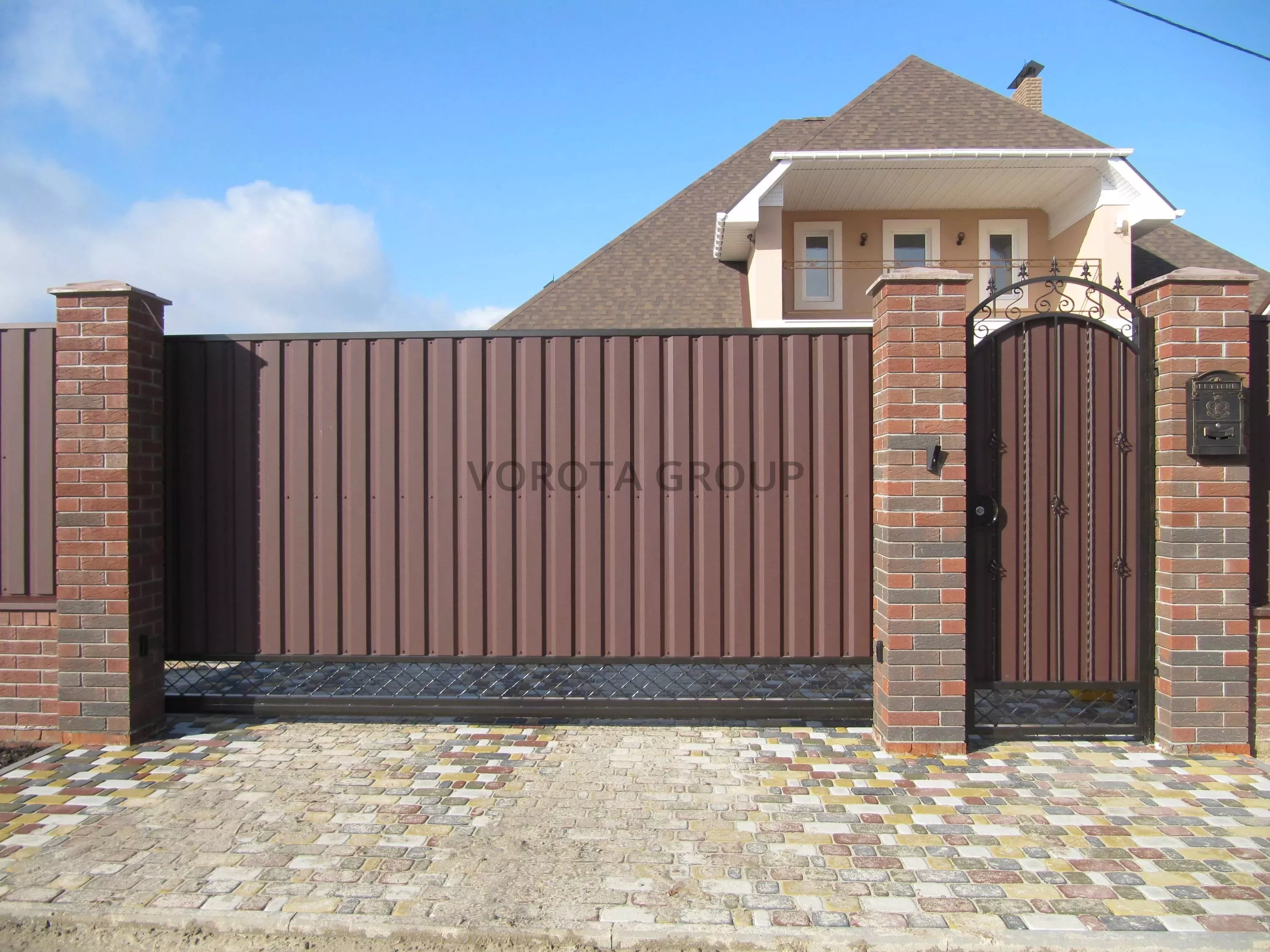 Откатные ворота из профнастила Doorhan с решеткой 2000x3000
