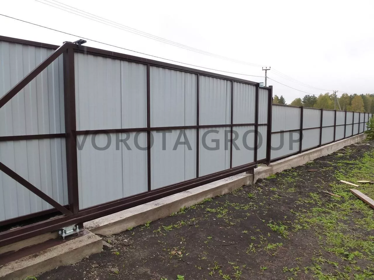 Откатные ворота на сваях Alutech белого цвета 1950x4250